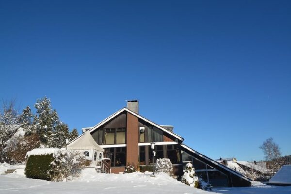 Ansicht auf das Hotel im Oberharz mit Schneedecke