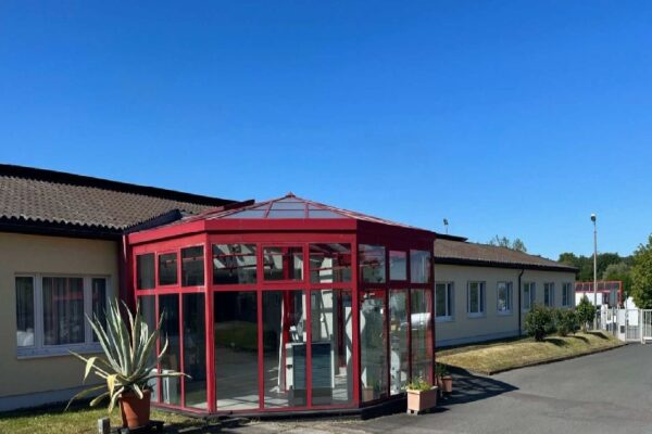 Verglaster Eingang in Rotundenform eines Verwaltungsgebäude das zum Verkauf von der GLC AG steht