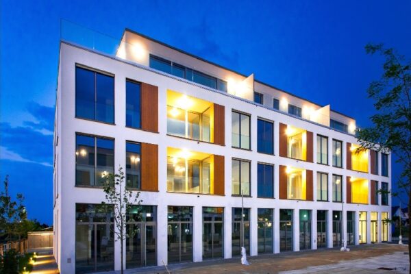 Gebäudekomplex mit Lichtspielen bei Nacht