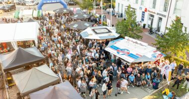 Blick aus Drohnensicht auf Straßenfest in Glücksburg