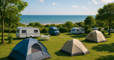 von KI kreiertes Bild, das einen Campingplatz am Meer zeigt
