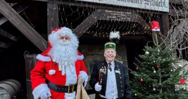 Weuhnachtsmann & Bergmann in traditioneller Kleidung am Oberharzer Bergwerkmuseum in Clausthal-Zellerfeld
