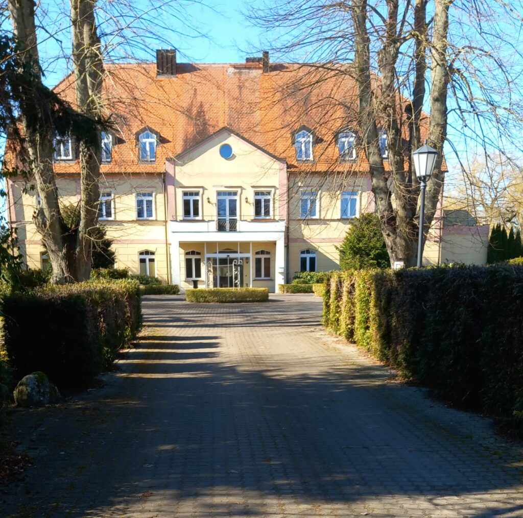 Gebäude Gutshof Sparrow gelbe herrschaftliche Fassade und rotes Walmdach