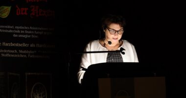Harzkrimiautorin Kathrin R. Hotowetz bei Lesung der GLC AG | Das Selketal im Schlosstheater Ballenstedt