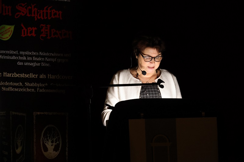 Harzkrimiautorin Kathrin R. Hotowetz bei Lesung der GLC AG | Das Selketal im Schlosstheater Ballenstedt