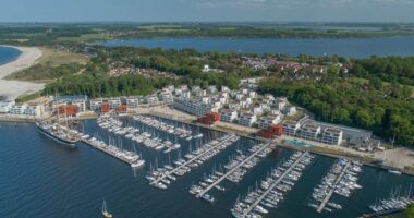 Blick aus der Luft auf den wunderschönen Yachthafen iPriwall in Travemünde