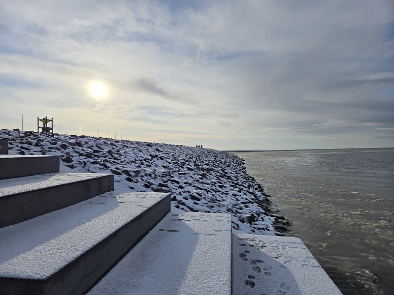 Blick bei Flut auf Trischendiek Strand in Friedrichskoog
