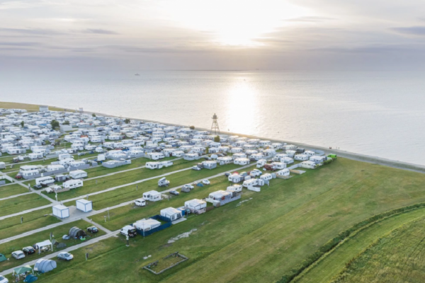 Vogelperspektive auf den Campingplatz mit Wohnmobilen