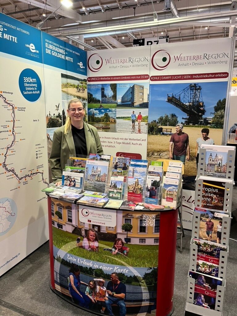 Mitarbeiterin der Destination Lutherstadt Wittenberg am Stand auf der Messr