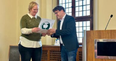 Kristin Ruske, Leitung Tourist-Information, bei Überreichung der Ehrenurkunde durch Oberbürgemeister Torsten Zugehör der Lutherstadt Wittenberg