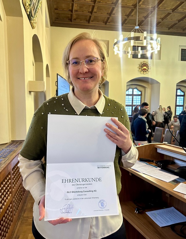 Kristin Ruske, Leitung Tourist-Information, stolz mit Ehrenurkunde des Oberbürgemeisters der Lutherstadt Wittenberg