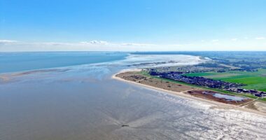 Luftbild von Schillig am Nationalpark Wattenmeer, Jade-Weser-Port im Hintergrund, Horumersiel, Wangerland, Friesland, Ostfriesland, Niedersachsen, DeutschlandLuftbild von Schillig am Nationalpark Wattenmeer, Jade-Weser-Port im Hintergrund, Horumersiel, Wangerland,Ostfriesland, Niedersachsen, Deutschland