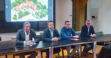 Claus-Dieter Stoldt (GLC AG), Jens Augat (Bürgermeister Osterode), Wirtschaftsvertreter bei Pressekonferenz Hotelprojekt Osterode am Tisch vor Screen mit Bauprojekt