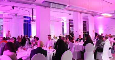 Blick in Festsaal auf Anwesende an Tischen sitzend des Fühlingsfests der GLC AG in Lutherstadt Wittenberg