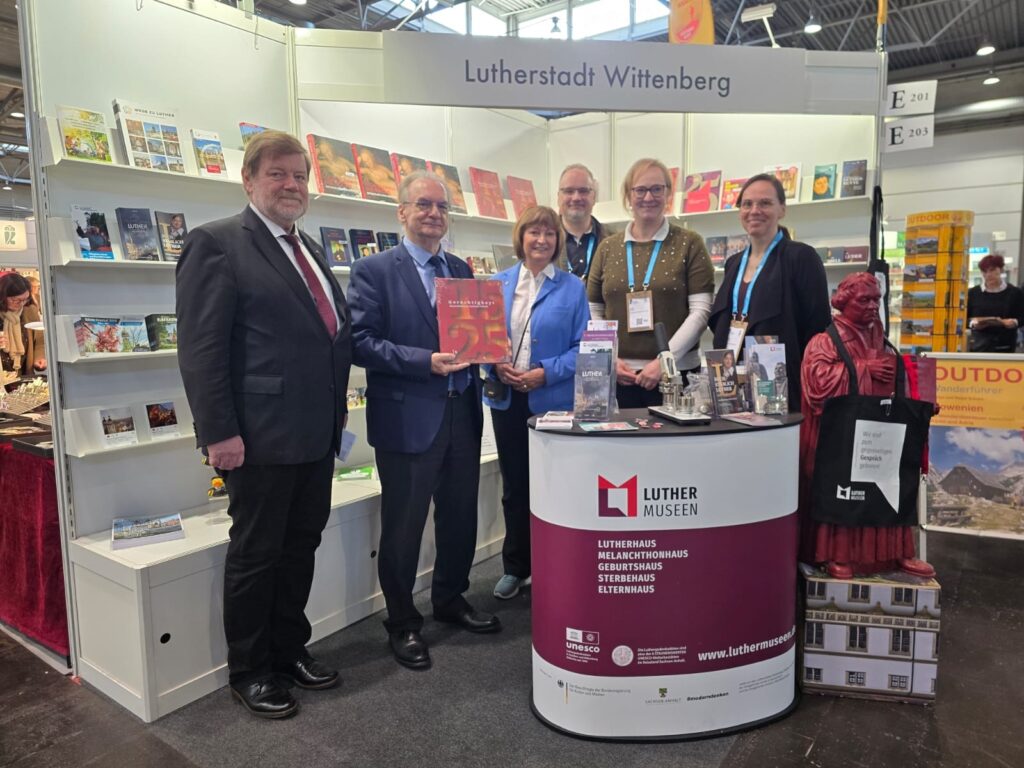 Stand der Tourist-Information Lutherstadt Wittenberg auf Buchemesse Leipzig 2026 , LutherMuseen und dem Panorama Luther1517 und Ministerpräsident a. D., Dr. Reiner Haseloff