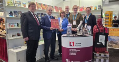 Stand der Tourist-Information Lutherstadt Wittenberg auf Buchemesse Leipzig 2026 , LutherMuseen und dem Panorama Luther1517 und Ministerpräsident a. D., Dr. Reiner Haseloff