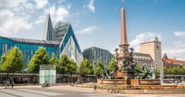 Panorama Augustusplatz in Leipzig mit Brunnen und einem Fahrrad am Brunnen gelehnt