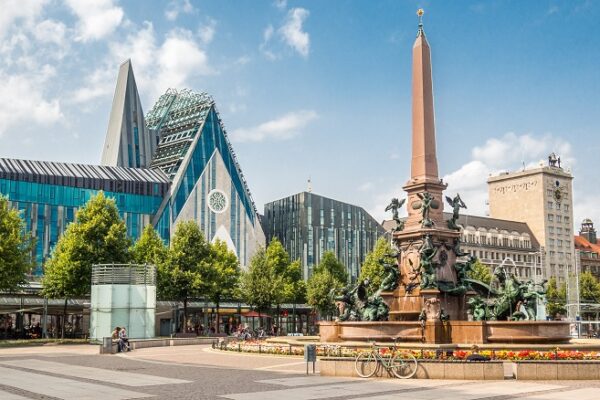 Panorama Augustusplatz in Leipzig mit Brunnen und einem Fahrrad am Brunnen gelehnt