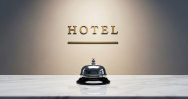 Schriftzug Hotel am Empfag eines Hotels mit Service-Glocke zum Klingn mit KI generiert