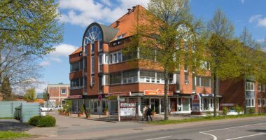 Ansicht von der Straße auf ein Ärztehaus