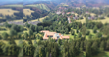 Vogelperspektive einer touristischen Großimmobilie im Harz
